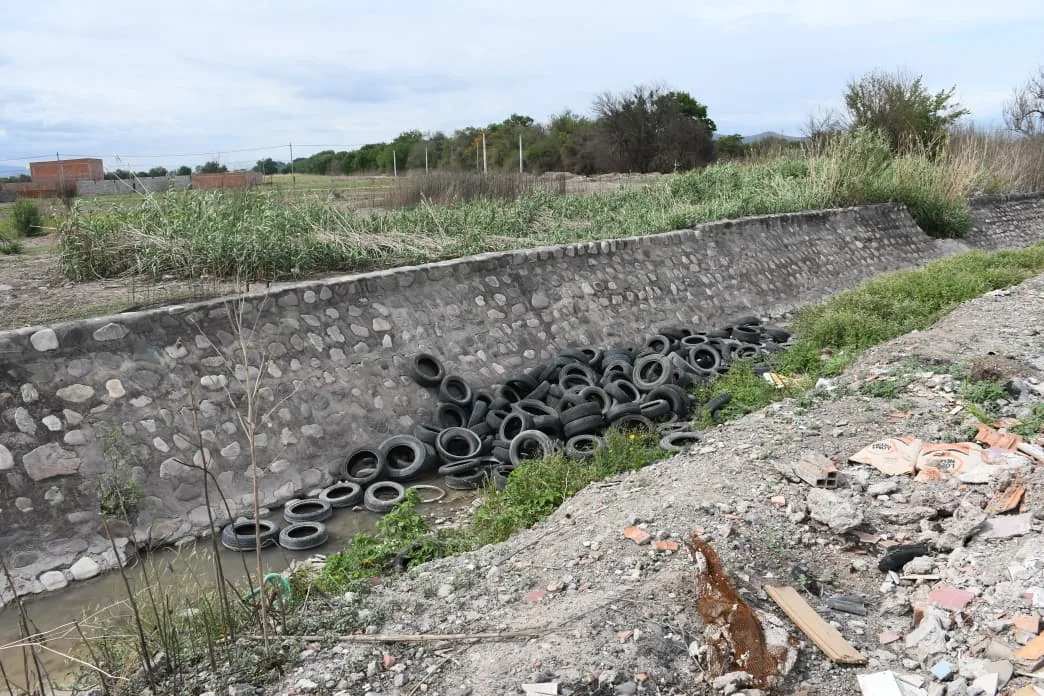 canal-con-neumaticos-2